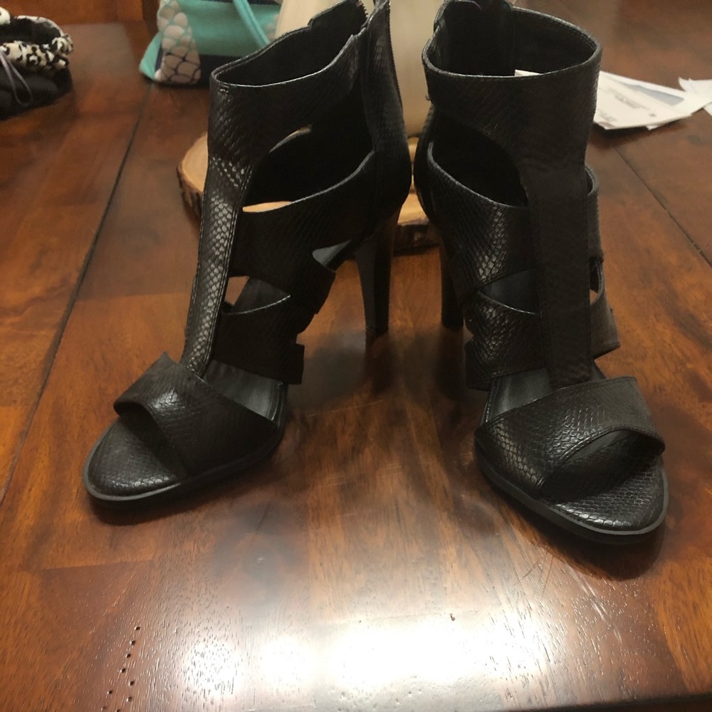 Vera Wang Size 10 gladiator heels brand new